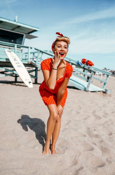 Фотосессия девушка блондинка ретро на пляже в Лос-Анджелесе на фоне спасательной вышки в красном платье в белый горошек +7 926 222 8521 Komlevs.ru Москва