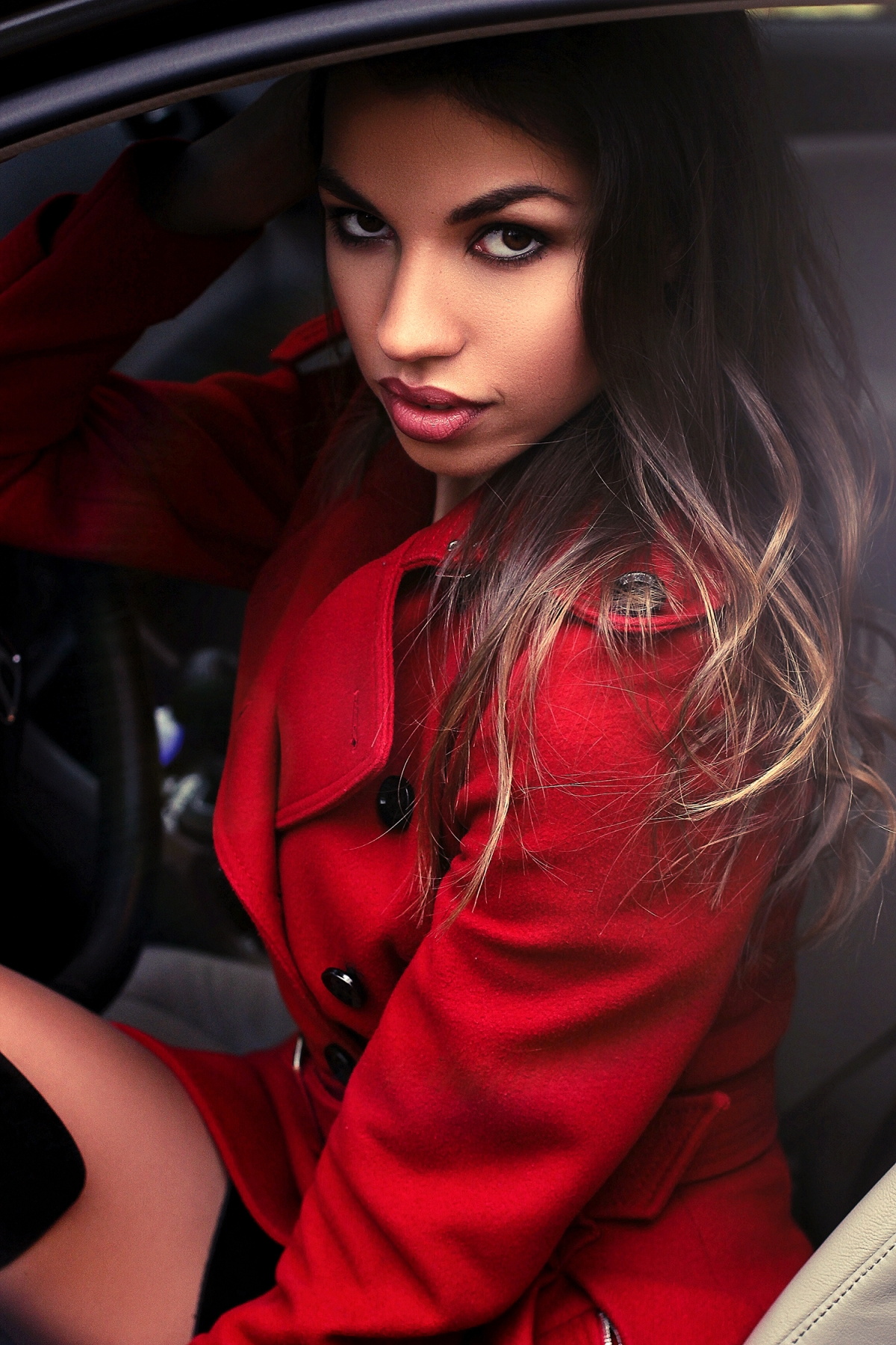 портретная рекламная съемка девушка в машине за рулем брюнетка +7 926 222 8521 #komlevsphoto Komlevs.ru Москва
