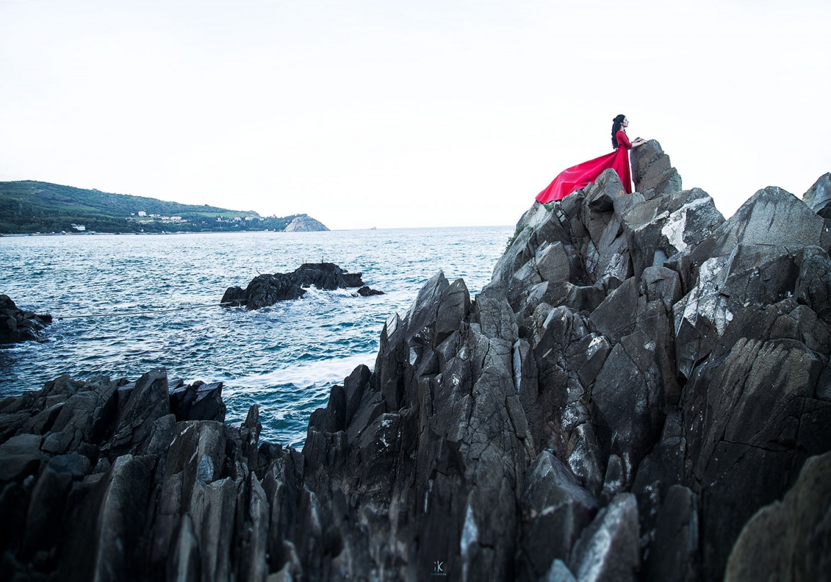 Брюнетка в красном платье на скале у побережья черного моря +7 926 222 8521 #komlevsphoto Komlevs.ru Москва