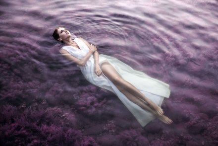 Девушка лежит в воде, в белом платье с фиолетовыми водорослями в Крыму +7 926 222 8521 Komlevs.ru Москва