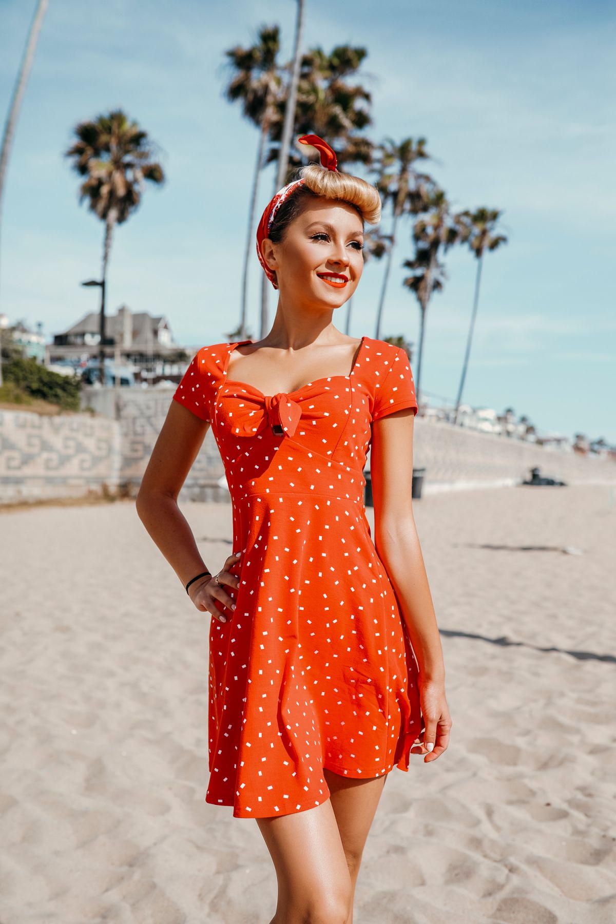 Фотосессия девушка блондинка ретро на пляже в Лос-Анджелесе в красном платье в белый горошек +7 926 222 8521 #komlevsphoto Komlevs.ru Москва