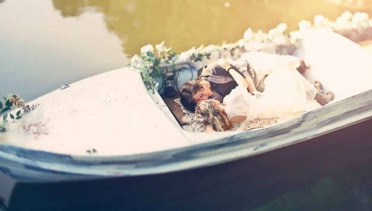 Двое в лодке песня. Свадьба на лодке. Жених и невеста в лодке. Фотосессия на лодке свадьба. Свадебная фотосессия на катере.